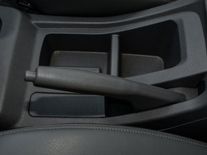 2014款2.8T 柴油版精英型 驻车制动器