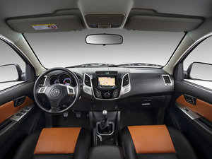 2015款2.8T 柴油四驱至尊版 中控区