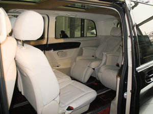 2016款V 260L 尊贵加长版 后排空间