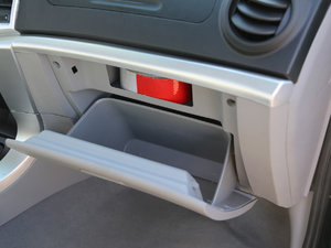 2010款2.2L 汽油豪华型短货箱 手套箱