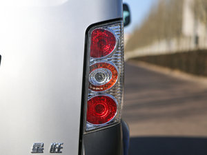 2012款1.0L 超值版 尾灯