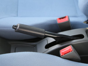 2012款1.0L 豪华版 驻车制动器