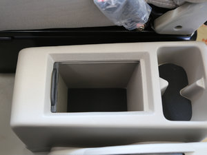 2013款1.5L 七座豪华版 中央扶手箱