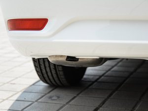 2014款1.6L 手动豪华版 排气管