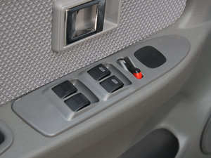 2010款2.4T 柴油超豪华版 主驾车窗控制区	