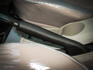 2013款2.8T 两驱柴油版短轴 驻车制动器