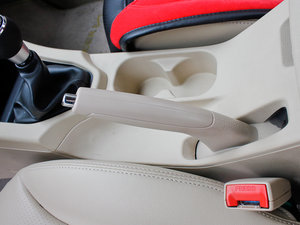 2012款1.5L 手动旗舰版 驻车制动器