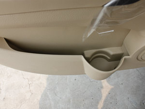 2012款1.5L 手动舒适版  前门储物空间