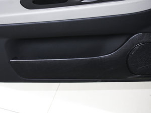 2011款改款 1.5L CVT风采版 前门储物空间