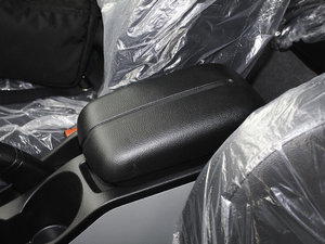 2011款改款 1.5L CVT风采版 中央扶手箱