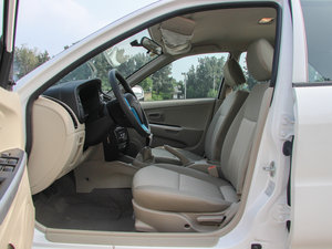 2013款1.5L 手动亲民版 前排空间