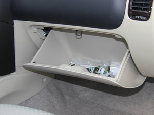 2013款1.5L 手动亲民版 手套箱