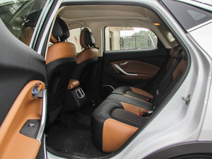 2015款1.5T 手动尊贵版 后排空间