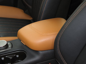 2015款1.5T 自动精英版 中央扶手箱