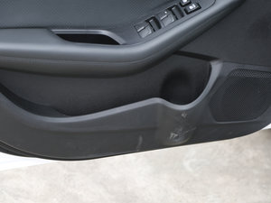 2017款1.5L 手动新锐型 前门储物空间