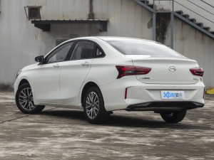 2021款GA4 PLUS 235T 自动豪华版 左后45度