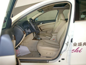 2011款2.0L 自动尊贵版 前排空间