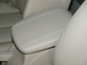 2011款2.0L 自动尊贵版 中央扶手箱