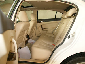 2011款2.0L 自动尊贵版 后排空间