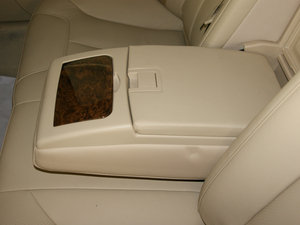 2011款2.0L 自动尊贵版 后排中央扶手