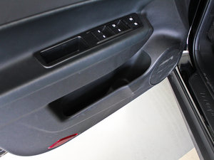 2012款2.0L 手动豪华版 前门储物空间