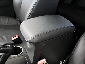 2012款2.0L 手动豪华版 中央扶手箱