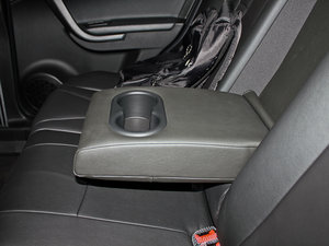 2012款2.0L 手动豪华版 后排中央扶手
