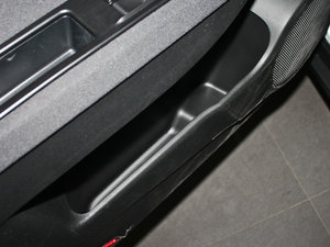 2012款2.0L 手动舒适版 前门储物空间