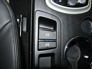 2012款2.0L 自动豪华版 驻车制动器