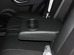 2013款1.8T 自动豪华版 后排中央扶手