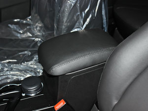 2013款1.8T 自动豪华版 中央扶手箱