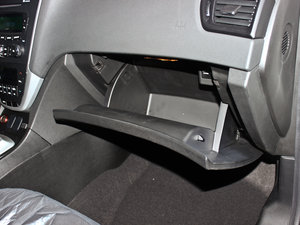 2013款1.8T 自动豪华版 手套箱