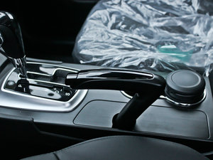 2013款1.8T 自动豪华版 驻车制动器