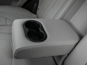 2014款1.8T 自动四驱至尊版 后排中央扶手