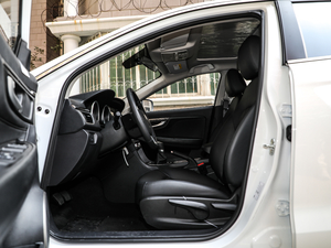 2019款1.6L 手动精英型 前排空间