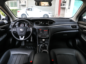 2019款1.6L 手动精英型 内饰全景