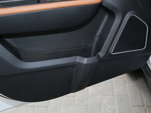 2019款1.6L 手动豪华型 国V 前门储物空间