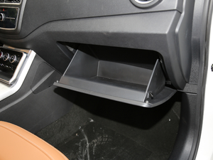 2019款1.6L 手动豪华型 国V 手套箱