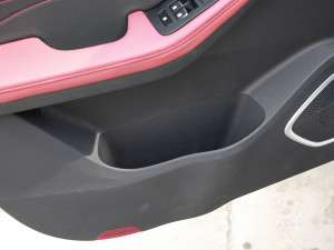 2021款1.2T 手动豪华型 前门储物空间