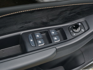 2022款2.0T 自动驭享型 主驾车窗控制区	