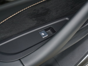 2022款2.0T 自动驭享型 后排车窗控制区