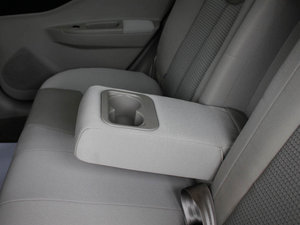 2011款1.6L 手动时尚版 后排中央扶手