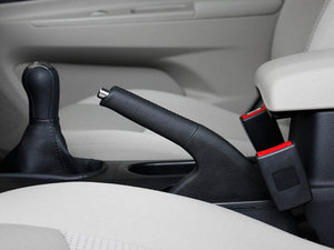 2011款1.6L 手动时尚版 驻车制动器
