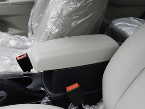 2011款1.6L 自动豪华版 中央扶手箱