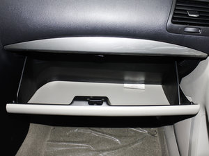 2011款1.6L 自动豪华版 手套箱