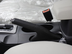 2011款1.6L 自动豪华版 驻车制动器