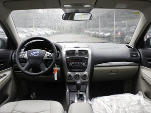 2011款1.6L 自动豪华版 中控区