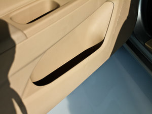2012款1.6L 手动尊贵版 前门储物空间