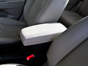 2012款1.6L 手动尊贵版 中央扶手箱