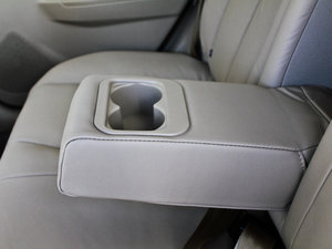 2012款1.6L 手动尊贵版 后排中央扶手
